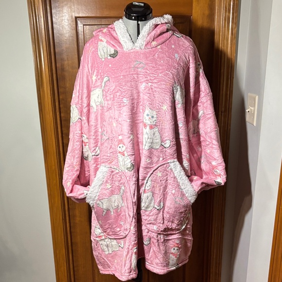 American Trends Accessories - American Trends Cozy Pink Persian Cat Wearable Blanket NWOT